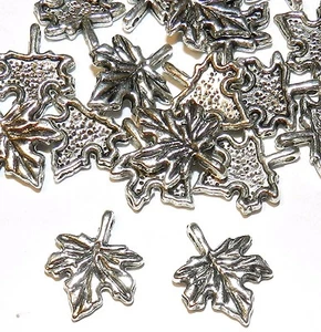 M692 Antiguo Plateado 13mm Hoja de Arce Dije Joyería Componente 20 piezas - Imagen 1 de 1