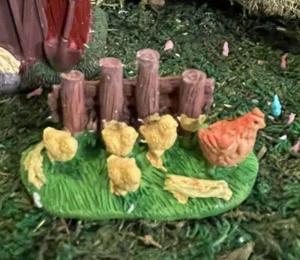 Neu HOBBIT Feengarten Bauernhof MINIATUR BAUERNHOFTIERE HUHN MIT KÜKEN ZAUN - Bild 1 von 1