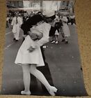 2011 Life Picture Collection 1945 Seconde Guerre mondiale vj Day Sailor Kissing Infirmière POSTER 36x24