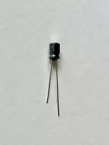 5 x Aluminum Electrolytic Capacitor 33uF 16V 5x7mm Panasonic - Picture 1 of 1