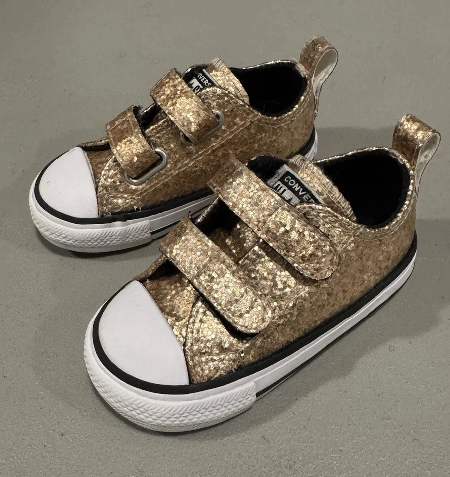 Zapatillas de tenis All Star Converse para niños pequeños (talla 4) doradas con correas Foto 1 de 3