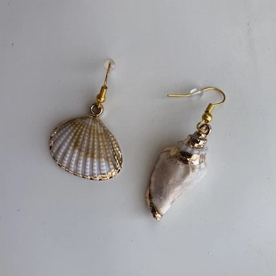 Pendientes de concha marina hechos a mano desajustados ACERO INOXIDABLE DORADO conchas de playa náuticas Foto 1 de 4