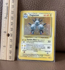 Carta olografica POKEMON 1999 Magneton #82 ~ 9/102 SET BASE ~ Vintage - Foto 1 di 4