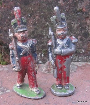 FIGURINES  QUIRALU / 2 SOLDATS  FANFANS AU DEFILE - Photo 1/4