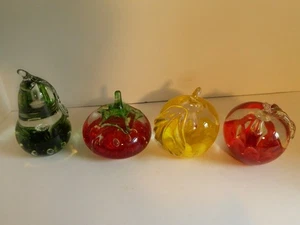 Set of 4 WHEATONWARE EXCLUSIVE 1974 BUBBLE GLASS PEAR TOMATO APPLE PAPERWEIGHTS - Picture 1 of 11