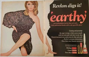 Lápiz labial Revlon Earthy Cosmetics 1965 esmalte de uñas anuncio de dos páginas vintage - Imagen 1 de 1