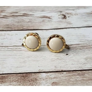 Pendientes vintage atornillados crema con elegante halo tono dorado - Imagen 1 de 4