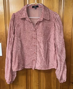 Camisa Lulus Manga Larga Texturizada Botón Delantero Rosa Mediana  - Imagen 1 de 5