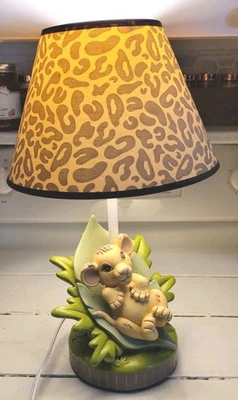 DISNEY LION KING SIMBA LÁMPARA DE ILUMINACIÓN CON IMPRESIÓN DE GUEPARDO PANTALLA DE LÁMPARA INCLUIDA Foto 1 de 3