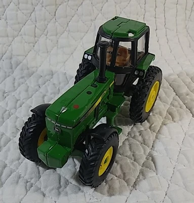 ERTL JOHN DEERE Tractor con Cabina 1:32 Diecast Juguete de Granja 3" W x 1-1/2" W x 2" H Foto 1 de 4