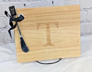 NUEVA tabla de queso para cortar madera con monograma inicial letra T” con juego esparcidor - Imagen 1 de 1