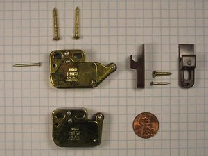 FERUM #PB944-BP/BR MINI TOUCH LATCH, BRASS-PLATED, BROWN PLASTIC, WITH SCREWS - Picture 1 of 1