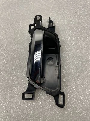 Honda Accord Sport SE 2017 sedán manija de puerta interior lado del conductor trasero izquierdo Foto 1 de 4