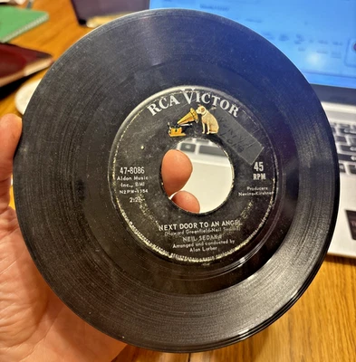 VTG 1962 NEIL SEDAKA NEXT DOOR TO AN ANGEL I BELONG TO YOU 45 VINYL RCA VICTOR Foto 1 de 4