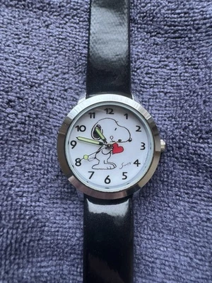 Montre Snoopy Peanuts bracelet noir avec écouteurs Snoopy gratuits et étui en silicone  - Photo 1/2