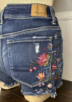 Pantalones Cortos de Denim American Eagle Ne(x)t Level Elastizados Florales de Tiro Alto Talla 4 Foto 1 de 4