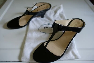 Sandalias de tanga de charol negro PRADA talla 8 Foto 1 de 4