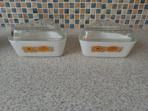 VINTAGE PYREX DREIECK OFENSCHALEN X 2 MIT DECKELN SONNENBLUMEN DESIGN - Bild 1 von 5