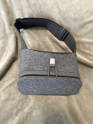 Google Daydream View VR Headset - Slate - Excellent Condition With Remote - Image 1 of 3