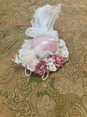 Encantador Sombrero Muñeca Rosa Floral y Pluma - Apertura Cabeza 4" Foto 1 de 4