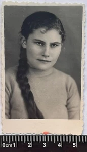 Hübsche süße junge Frau lange Haare charmant attraktiv nettes Mädchen mit Zöpfen - Bild 1 von 3