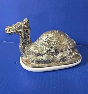 PIATTO BURRO COPERTO CAMMELLO COPERCHIO PELTRO E VASSOIO CERAMICA - NATALE 7" - Foto 1 di 7
