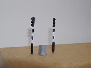 P & D Marsh OO Gauge Z43 Period Traffic Lights single head 1930-73 PAINTED - Picture 1 of 1