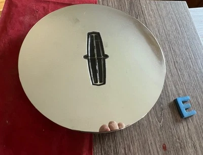 SALE #E (1) 1998 - 02 Lincoln Town Car CARTIER Chrome Center Cap F50C 1A096 BA - Image 1 of 4