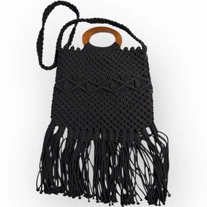 Borsa a mano Danielle Nicole nera con frange macramè boho con manici in legno nuova con etichetta - Foto 1 di 10