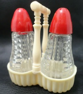Vintage Salz- und Pfefferstreuer aus Glas mit roten Deckeln im Kunststoffkorb Caddy - Bild 1 von 4