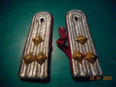 DDR NVA Schulterstücke Oberleutnant  Stasi  oder Flak  rot Uniform  / Offizier - Bild 1 von 4