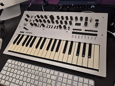 KORG MINILOGUE SYNTHESIZER ANALOGICO silver, Pari Al NUOVO!!! - Image 1 of 4