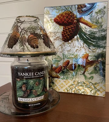 Yankee De Colección Bálsamo y Cedro 22oz Vela y Sombra Topper Bandeja Plato Set Cono de Pino Foto 1 de 4