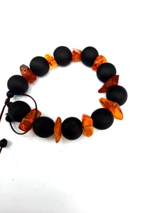 Ein Bernsteinarmband mit Lavastücken - Bild 1 von 4
