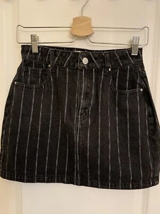 Falda Pacsun Denim Negra con Rayas Blancas Talla 26 - Imagen 1 de 10