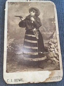 Rara foto originale carta armadio Annie Oakley con tre pistole 4 1/4" x 6 1/2" - Foto 1 di 8