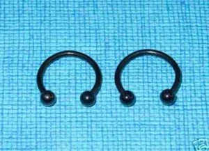COPPIA ANELLI 16G 5/16" (8MM) FERRO DI CAVALLO NERO SETTO TRAGUS LABBRA CARTILAGINE ORECCHIE - Foto 1 di 1