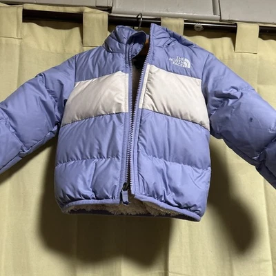 North Face Kids лунный 550 пуховик куртка с капюшоном 12-18 месяцев сиреневый/белый - Изображение 1 из 4