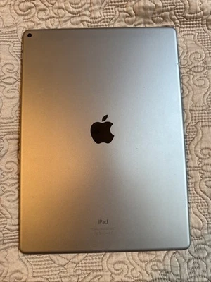 Apple iPad Pro (12,9 pulgadas) A1584, Wi-Fi, 12,9 pulgadas - plateado (para piezas) Foto 1 de 4
