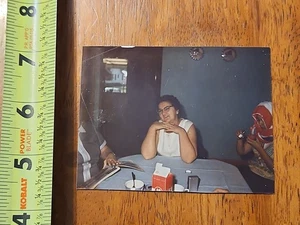 RARA VECCHIA FOTO D'EPOCA SIGNORE SEDUTE A TAVOLA POMODORO E SALE INSOLITA - Foto 1 di 5