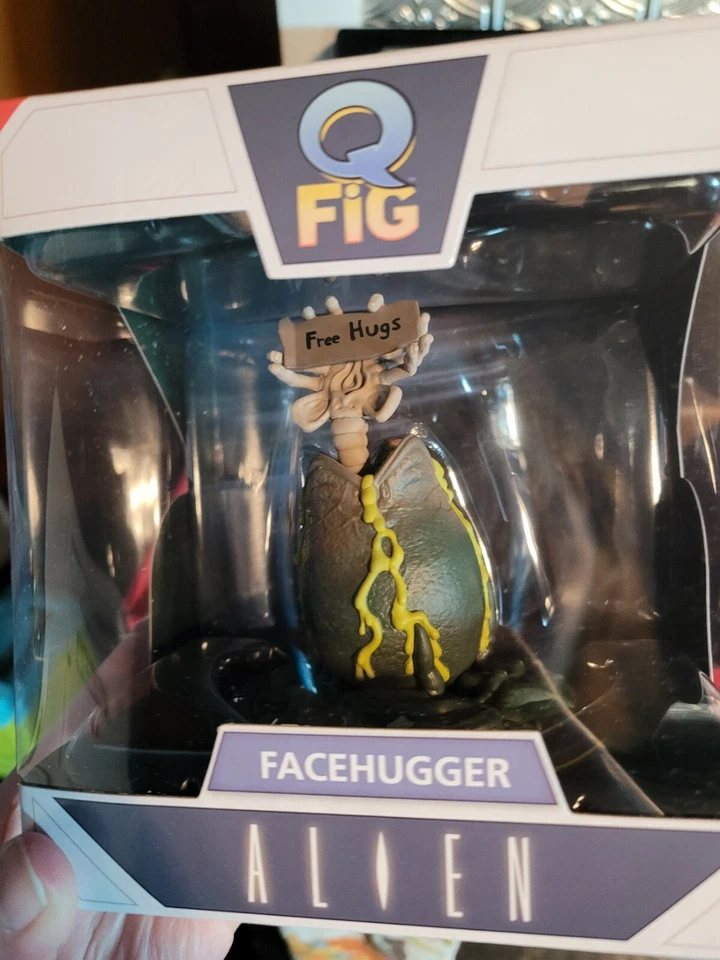 Alien - Facehugger Q-Fig Figure FREE HUGS - Image 1 of 1