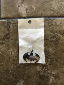 BATMAN FLEDERMAUS SYMBOL Anhänger versilbert Halskette Herren Damen HERO - Bild 1 von 1