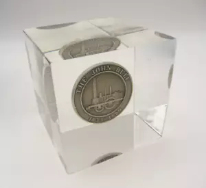 Medaglia treno commemorativa John Bull 1976 in cubo di lucite 2 1/2" - Foto 1 di 7