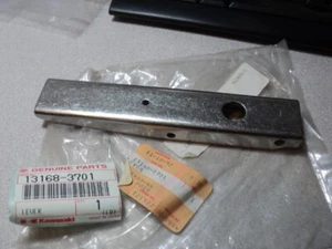 1977-90 KAWASAKI JS 300 440 550 HOOD COVER LEVER NOS OEM 13168-3701 59126-508 - Imagen 1 de 3