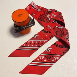 Bufanda de sarga HERMES Les Leopards Bandana seda 100 % roja con caja sin usar. - Imagen 1 de 4