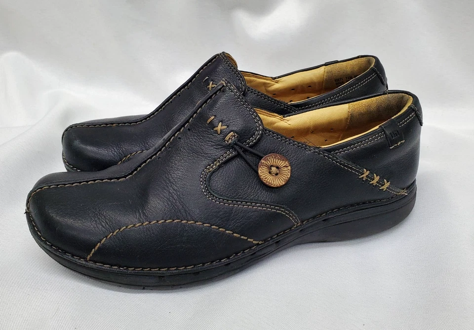 Zapatos cómodos y lindos de cuero Clark estructurado con detalles de botón para mujer 7,5 Foto 1 de 4