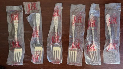 S KIRK & SON LOTE DE (6) TENEDOR DE ENSALADA DE PLATA ESTERLINA "NUEVO", REPUJADO FLORAL 6 1/4" Foto 1 de 2