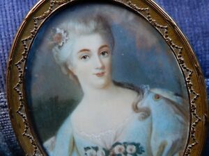A STUNNING ANTIQUE PORTRAIT MINIATURE OF A LADY IN AN OVAL ORMOLU FRAME SIGNED