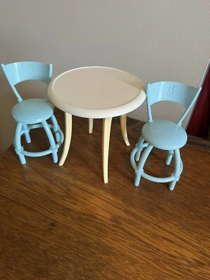 Barbie Muebles Cocina Comedor Sillas/Taburetes con Mesa Lote Foto 1 de 4