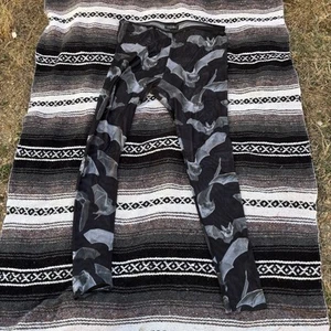 PUPPEN KILL WIDOW SCHWARZ GRAU FLEDERMAUS GRAFIK LEGGINGS GR XXL - Bild 1 von 5